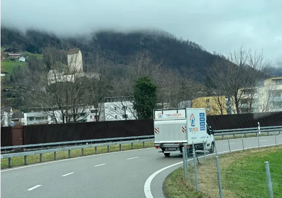Top-Umzüge-AG-Internationaler-Umzug-Umzugsfirma-Zürich-Umzugswagen-Privatumzug-Firmenumzug-Umzugsreinigung-Lieferwagen-Auf-der-Strasse