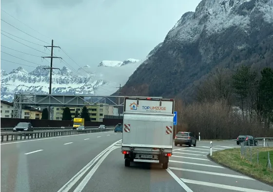 Top-Umzüge-AG-Internationaler-Umzug-Umzugsfirma-Zürich-Umzugswagen-Privatumzug-Firmenumzug-Umzugsreinigung-Lieferwagen-Autobahn