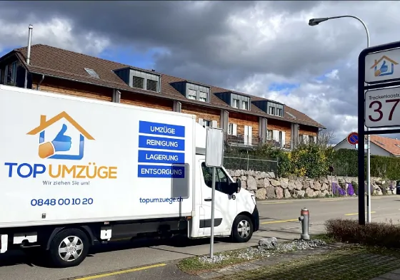 Top-Umzüge-AG-Internationaler-Umzug-Umzugsfirma-Zürich-Umzugswagen-Privatumzug-Firmenumzug-Umzugsreinigung-Lieferwagen-im-Dorf