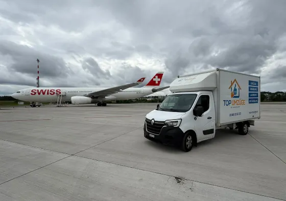 Top-Umzüge-AG-Internationaler-Umzug-Umzugsfirma-Zürich-Umzugswagen-Privatumzug-Firmenumzug-Umzugsreinigung-Lieferwagen-im-Flughafen