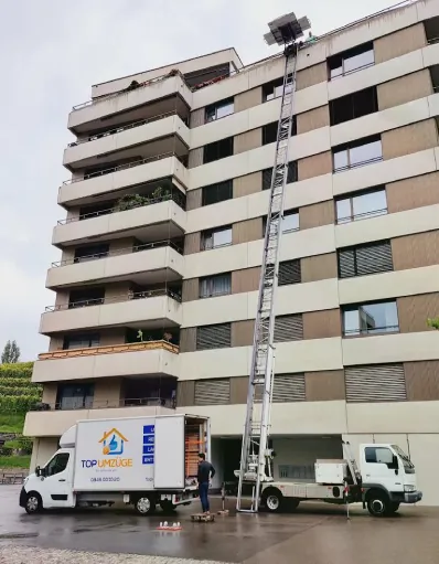 Top-Umzüge-AG-Internationaler-Umzug-Umzugsfirma-Zürich-Umzugswagen-Privatumzug-Firmenumzug-Umzugsreinigung-mit-Möbellift